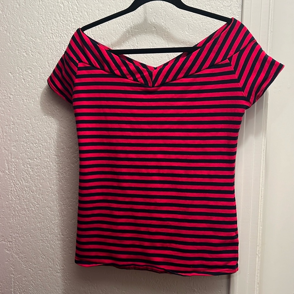Adorable red/navy striped double V top with crop sleeves 1X/16